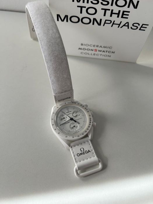 Omega x Swatch Moonswatch White Snoopy Edition. Nou in cutie.