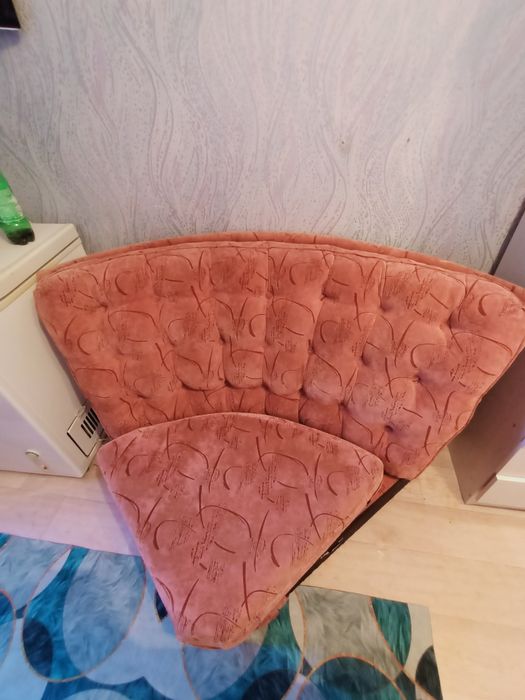 Угловой диван в хорошем состоянии