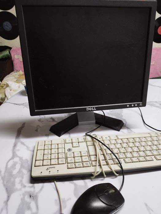 Монитор клавиатура мышка. В рабочем состоянии