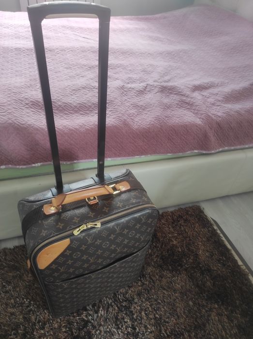 Продам чемодан кожаный