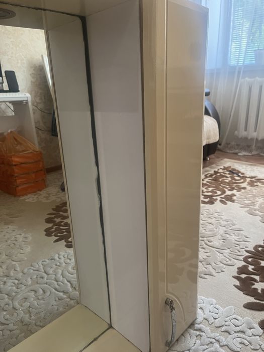 Зеркало для ванной со шкаычиком