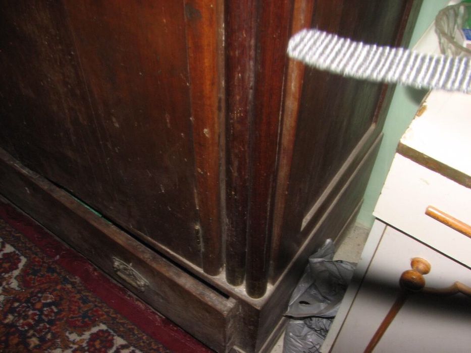 Dulap cu furnir cires ,noptiere paturi fără saltea