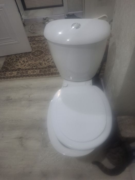 Продам  унитаз   снизу  ес тре шина