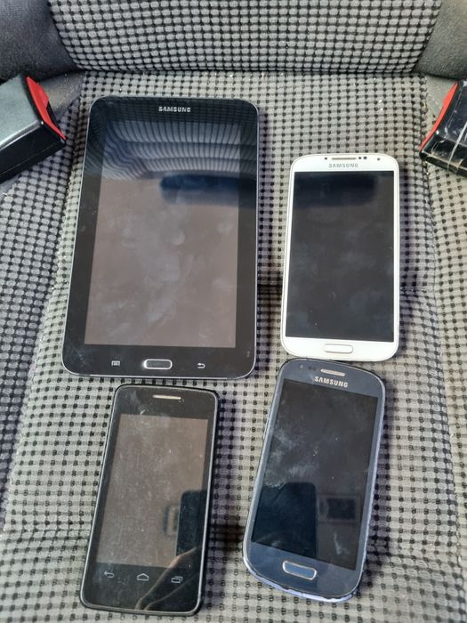 Lot telefoane și  o tabletă