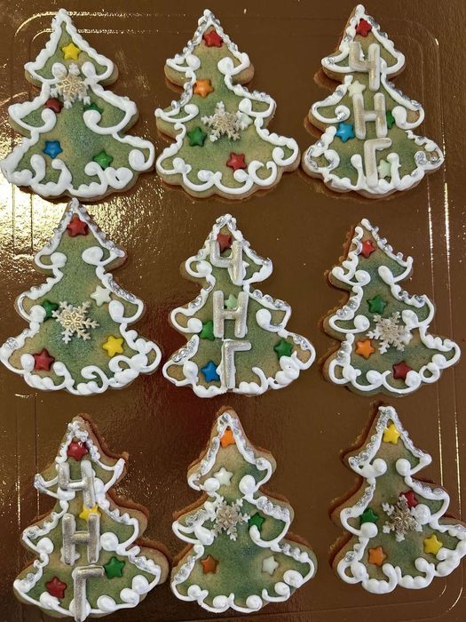 Ръчно приготвени шоколади и медени курабии