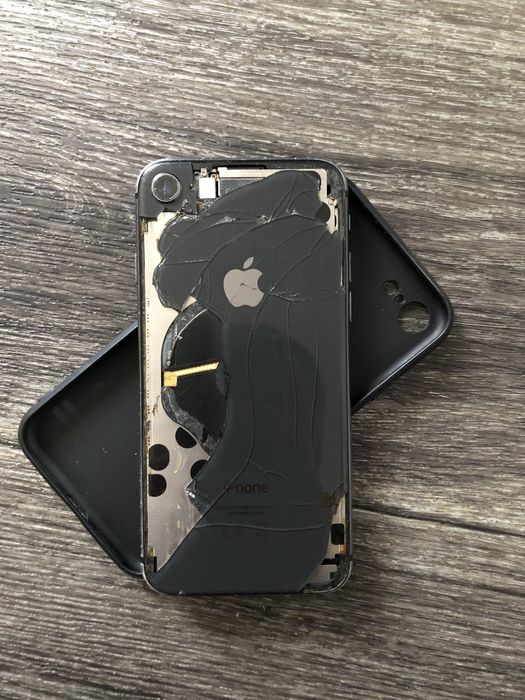 Айфон 8 разбитый