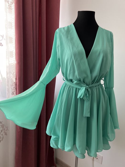 Vând rochii elegante