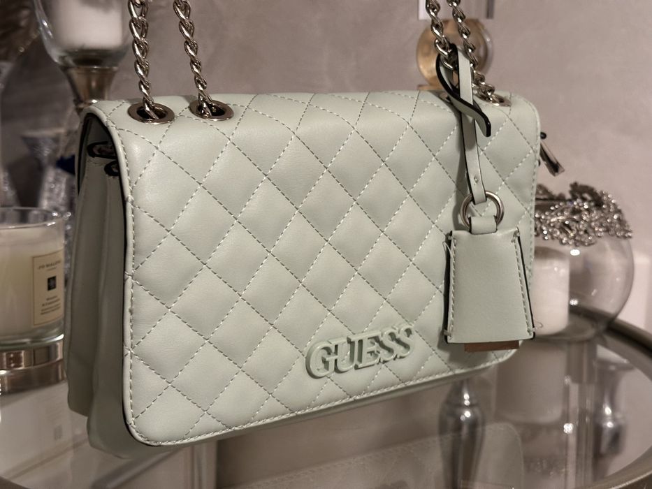 Geanta Guess de piele ecologica cu bareta de umar si aspect matlasat