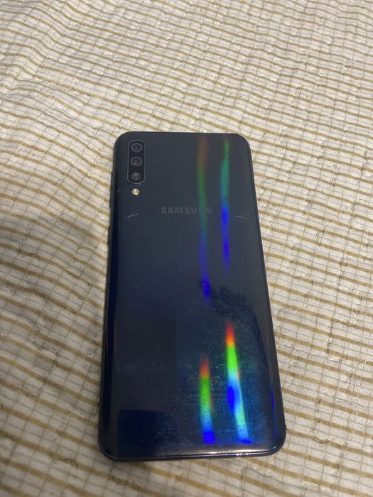 Самсунг А50 в хорошем состоянии