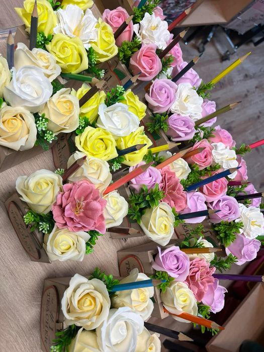 Букети от сапунени рози и изкуствени цветя