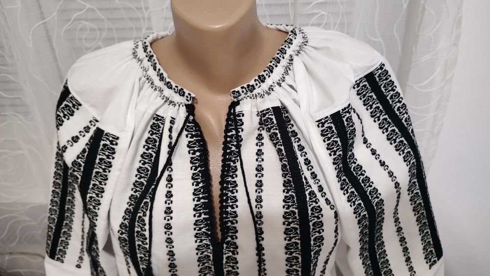 Ie tradițională cu motive florale țesute, zona Făgăraș