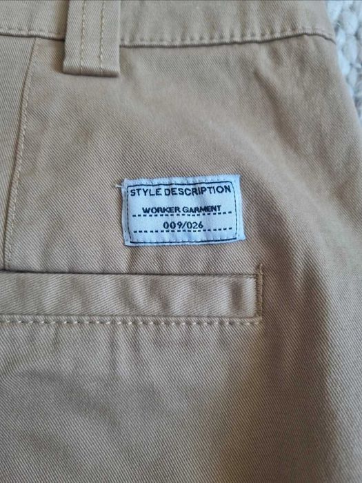 Pantaloni bej cu crac larg de la Bershka