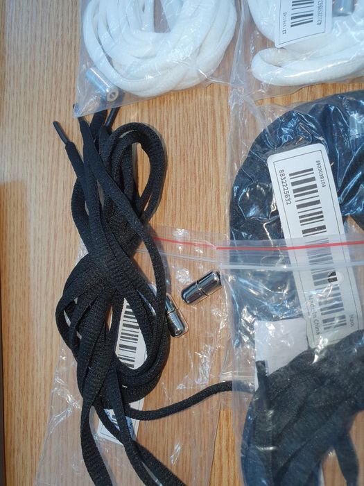 Sireturi elastice albe și negre