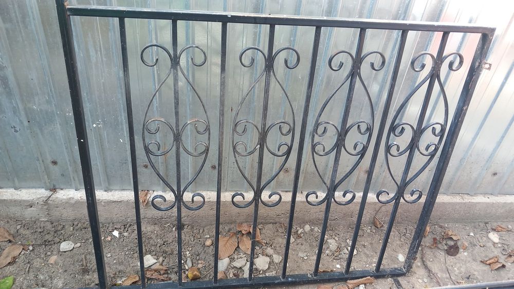 Fier forjat, 2 usi si un grilaj pentru geam