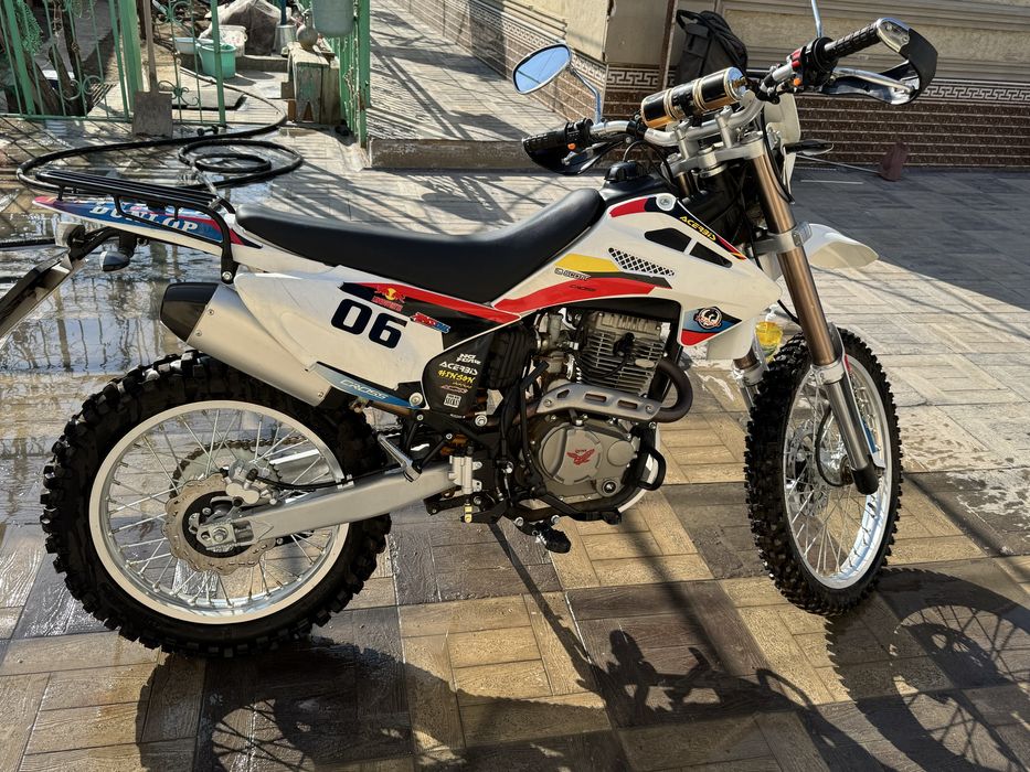 Мотоцикл эндуро.