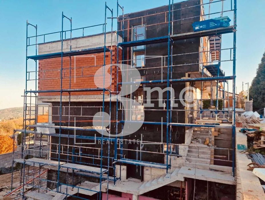 „3mo“ продава новострояща се луксозна къща, находяща се в с. Бистрица