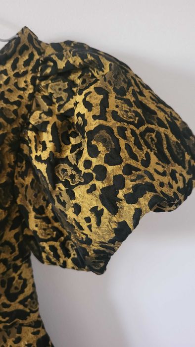 Rochie mini animal print, aurie, superba din jaquard, maneci bufante