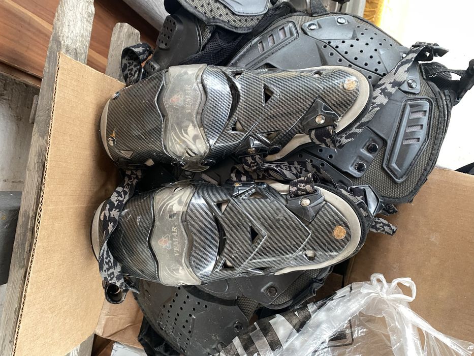 Черепаха и наколенники