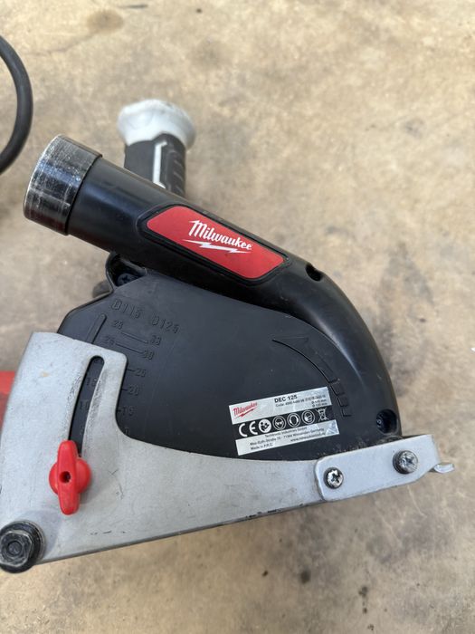 Polizor unghiular cu dispozitiv de aspirare milwaukee AGV15-125XC