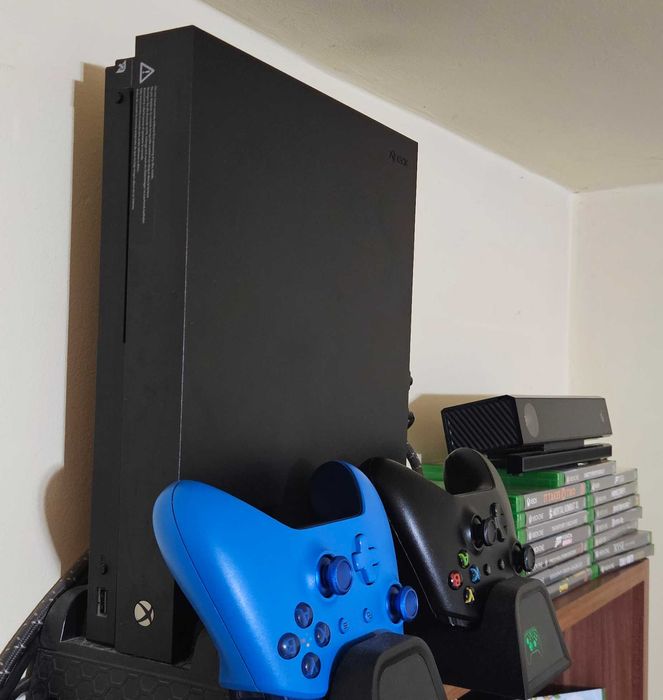 Xbox one X 2TB SSD + senzor kinect + volan + 15 jocuri