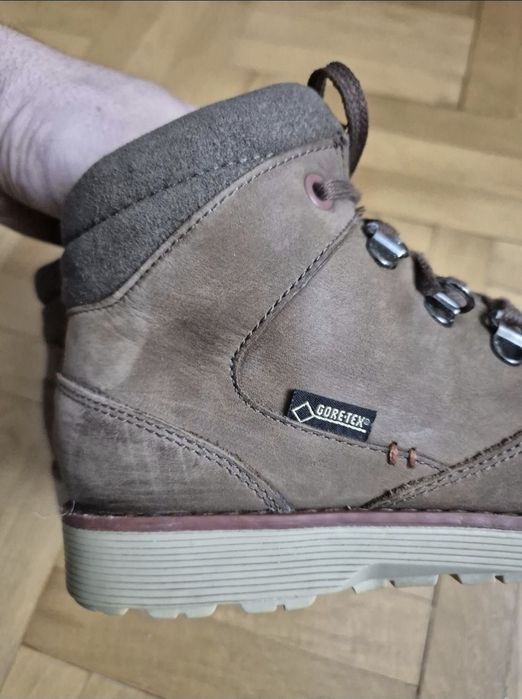 Ghete Clarks - Impermeabile Gore-Tex - 33 (22 cm)

Descriere companie: