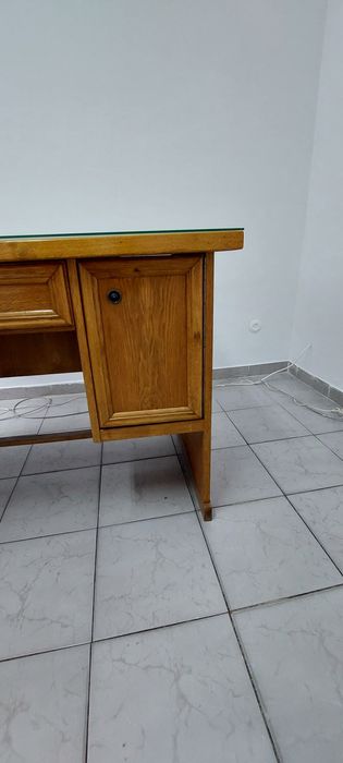 Birou masiv cu geam.