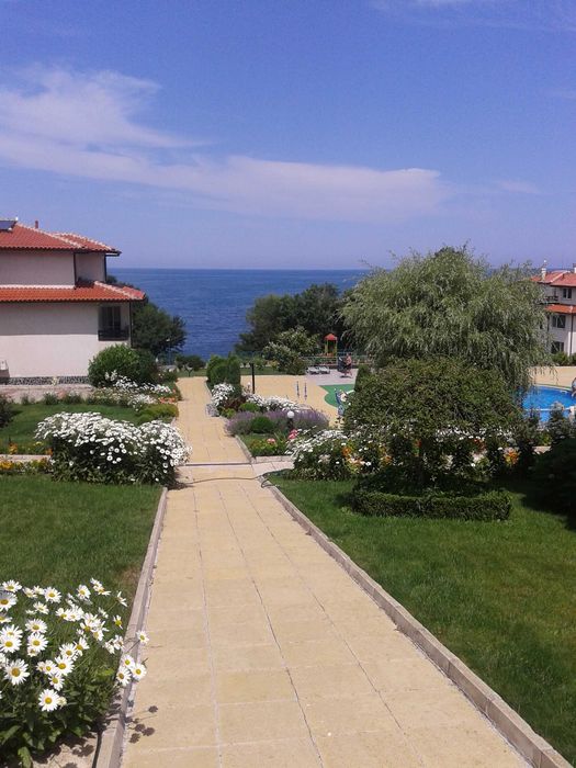 Луксозен апартамент първа линия море за сезон Лято 2026