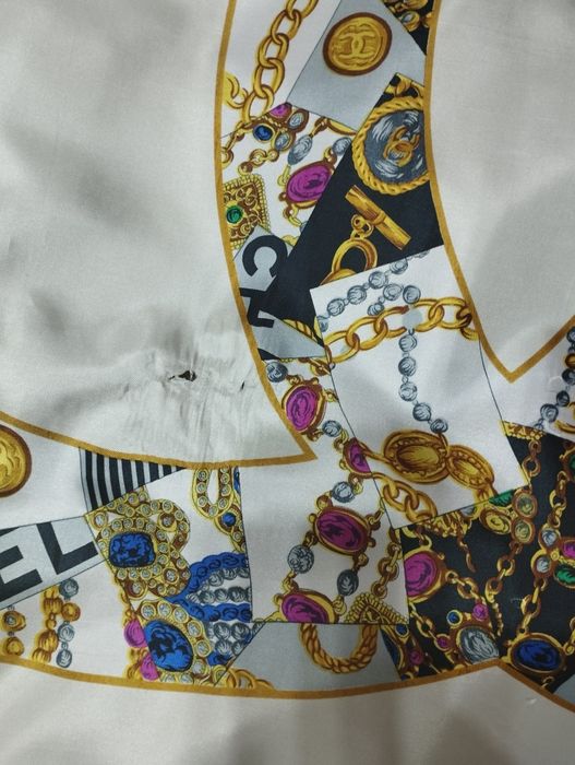 Eșarfă cu inscripția Chanel, dimensiuni 87/85 cm