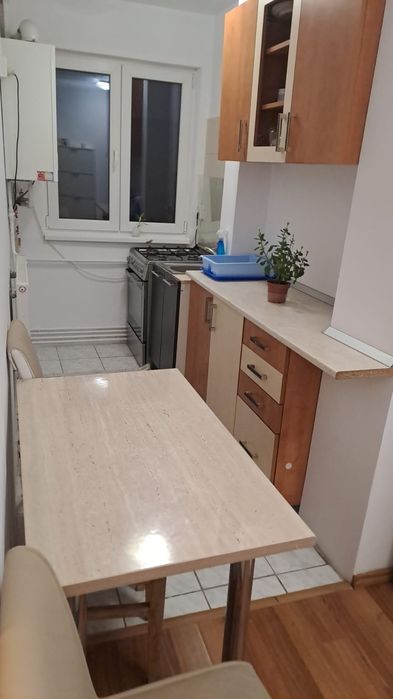 Apartament cu trei camere de inchiriat.