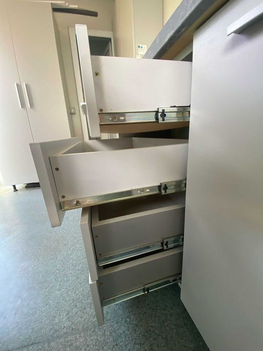 Mobilier modern de bucătărie în nuanțe de alb și gri