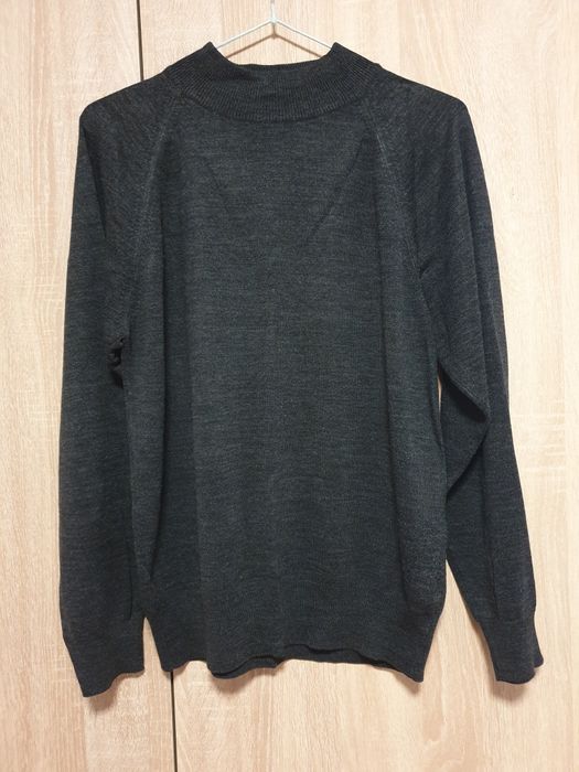 Vand pulovere negre (se vând toate la 50 de lei)