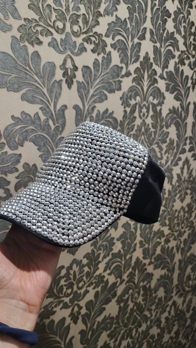 Кепка стразы новая.
