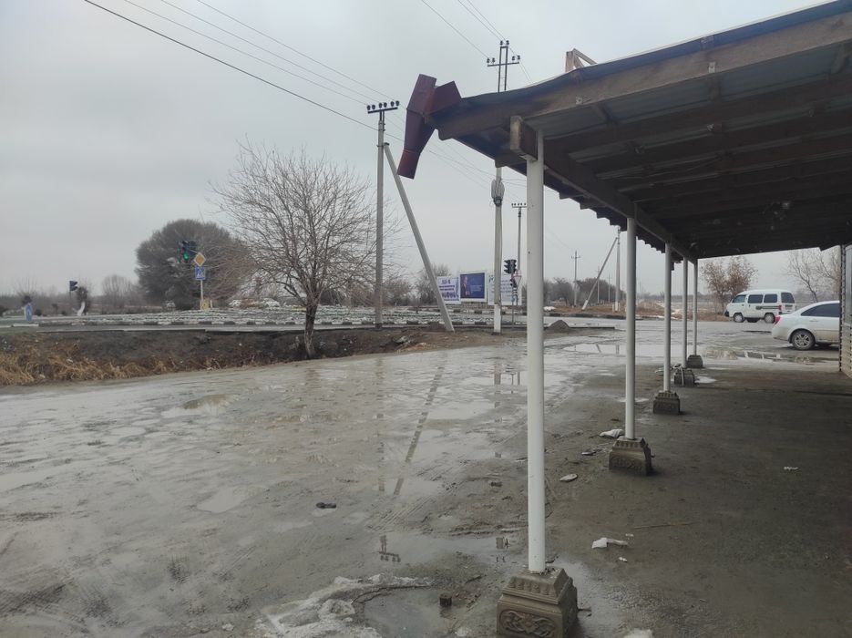 Yangibozor tumani gurlan yolida joylashgan noturar bino sotiladi