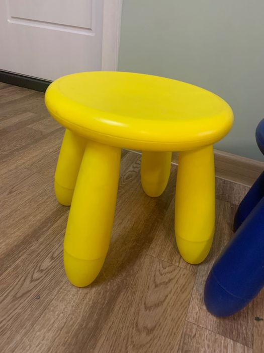 Продам два детских стула табурета