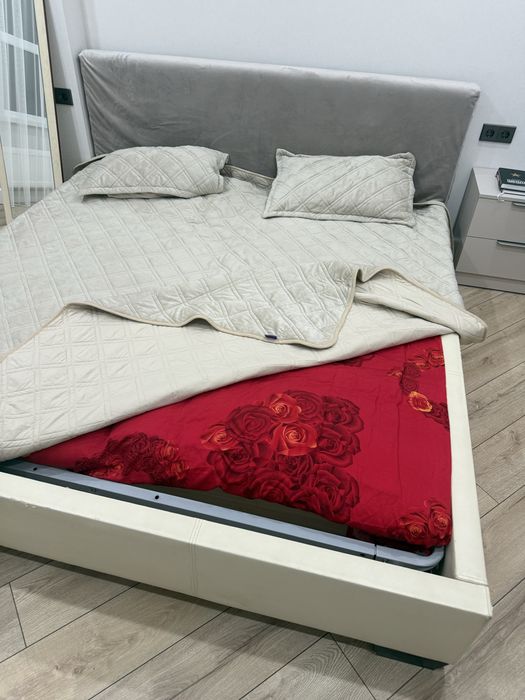 Двуспальная кровать