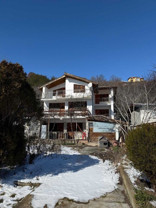 Вилна сграда и магазин за строителни материали