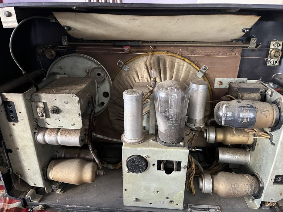 Продавам лампово радио Филипс 461 а