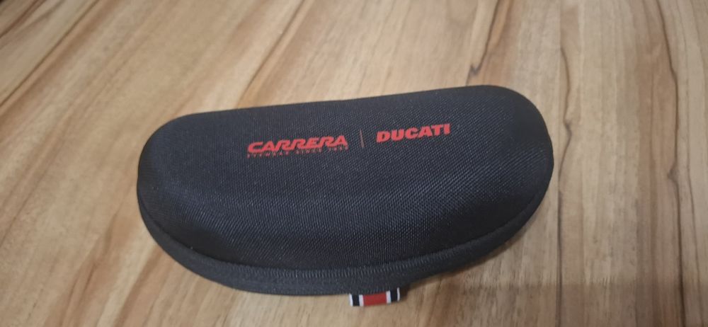 Продавам мъжки оригинални слънчеви очила Carrera