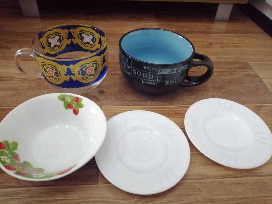 Тарелки, столовые приборы.