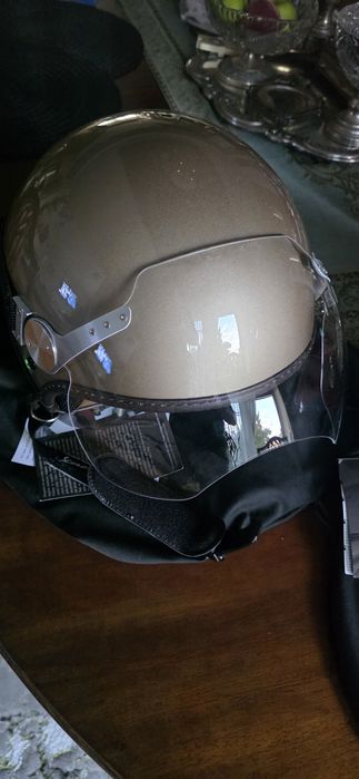 Ofer spre vanzare 2 casti moto Vespa
