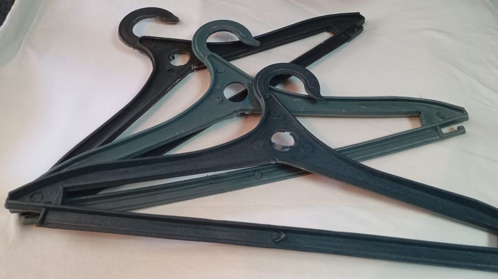 Продам плечики для одежды. Б/у в отличном состоянии .