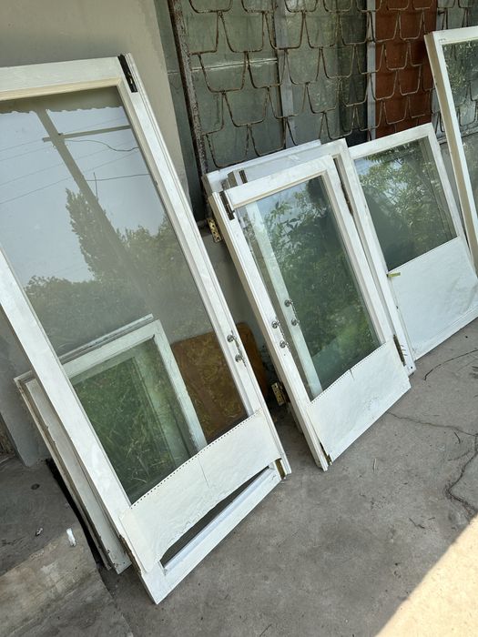 Окна БУ деревянные , белые. со стеклом.