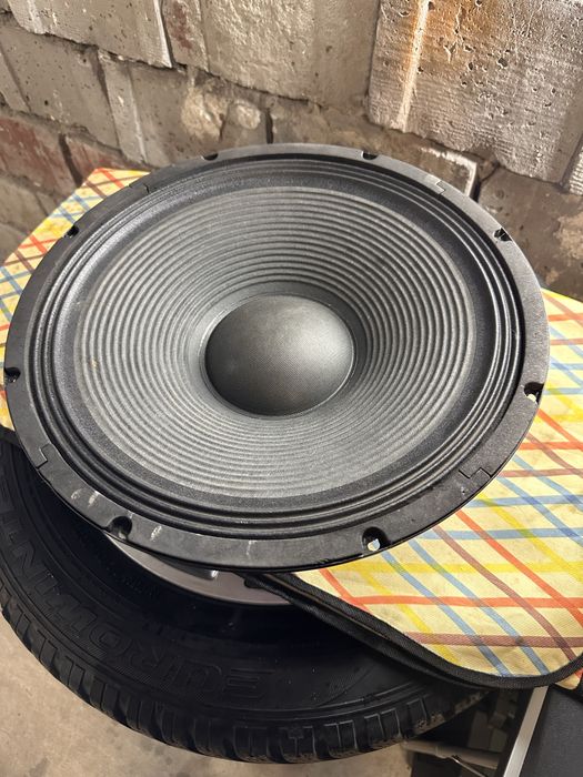Vând o boxă pop de 15 inch, 350W, 8 ohmi.