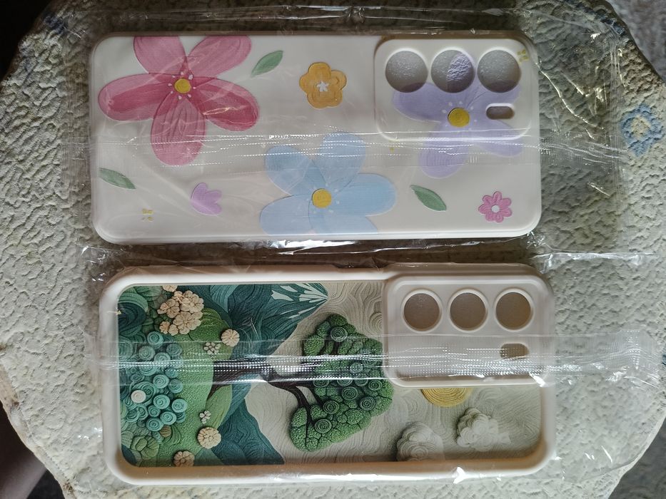 Отдам за шоколадку два новых чехла на Realme c71