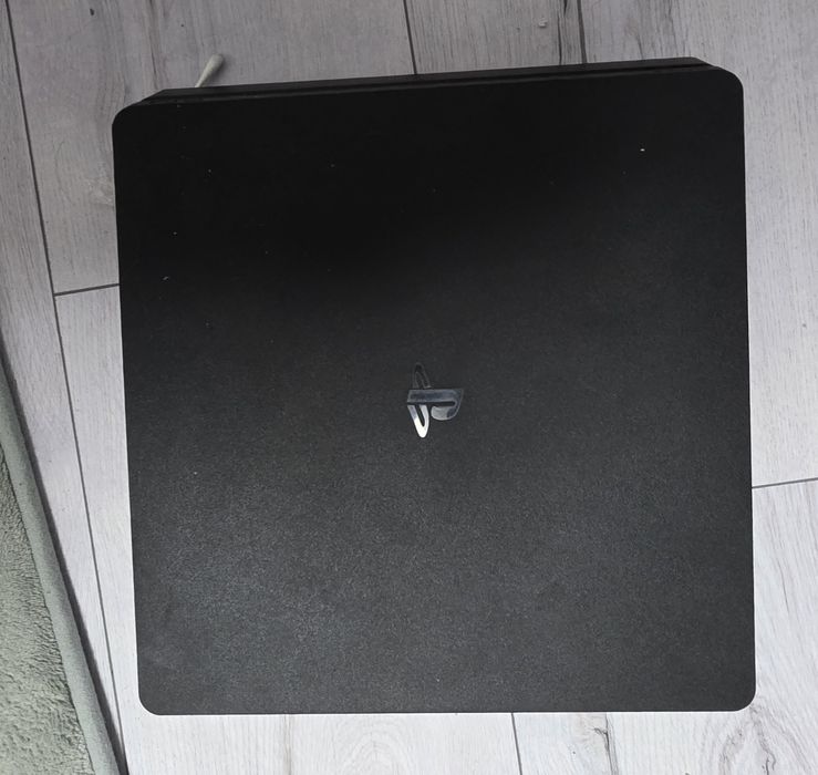 Vand ps4 slim cu  2 controllere ,joc si toate incarcatoarele