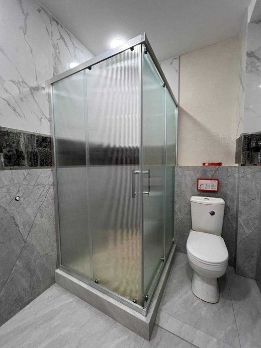 Душевые кабины и перегородки из закалённого стекла под ключ