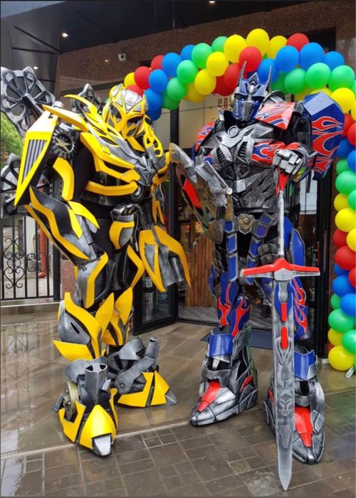 Аниматоры Алматы Роботы трансформеры Оптимус прайм и Бамблби