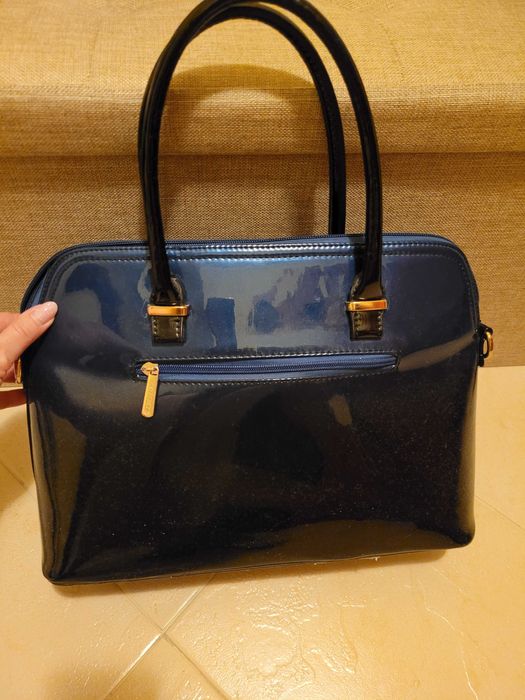 Дамска лачена чанта