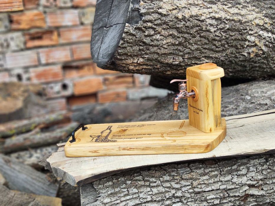 Дъска за мезета с диспенсър за алкохол