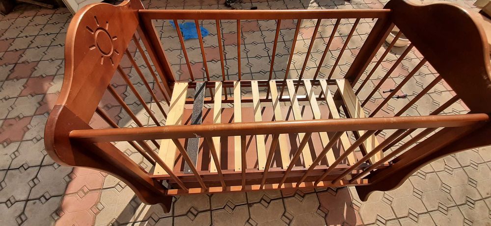 Детская манежка с маятником